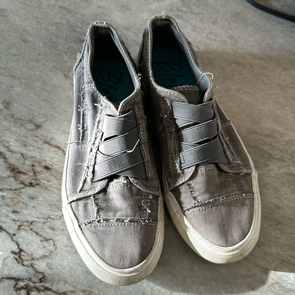 Blowfish Malibu slip on shoe. Gray size 7.5